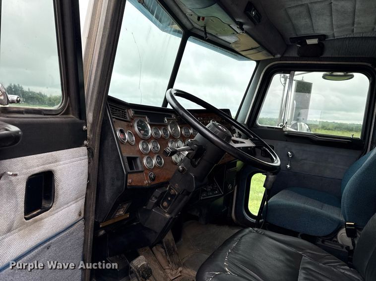 image for item EJ8765 1995 Peterbilt 378 semi truck