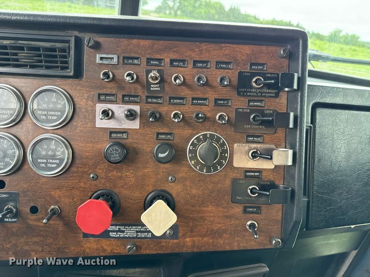 image for item EJ8765 1995 Peterbilt 378 semi truck