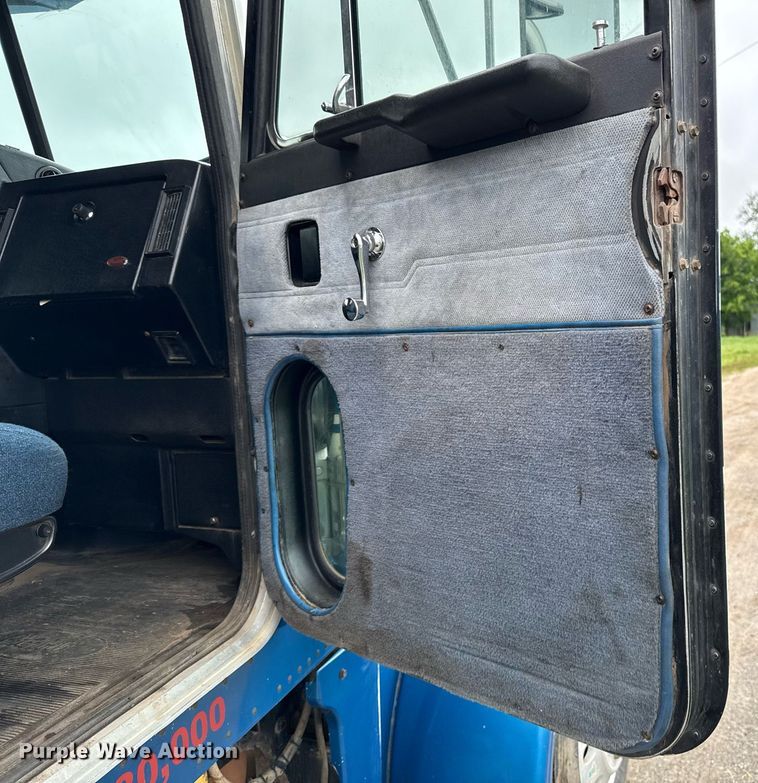 image for item EJ8765 1995 Peterbilt 378 semi truck