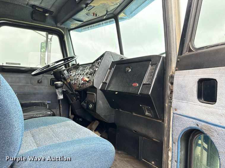 image for item EJ8765 1995 Peterbilt 378 semi truck