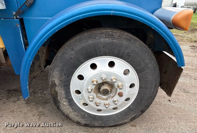 image for item EJ8765 1995 Peterbilt 378 semi truck