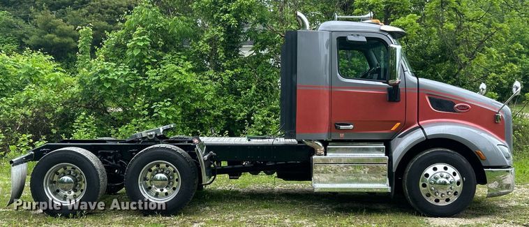 image for item EK8078 2020 Peterbilt 579 semi truck