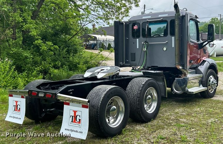 image for item EK8078 2020 Peterbilt 579 semi truck