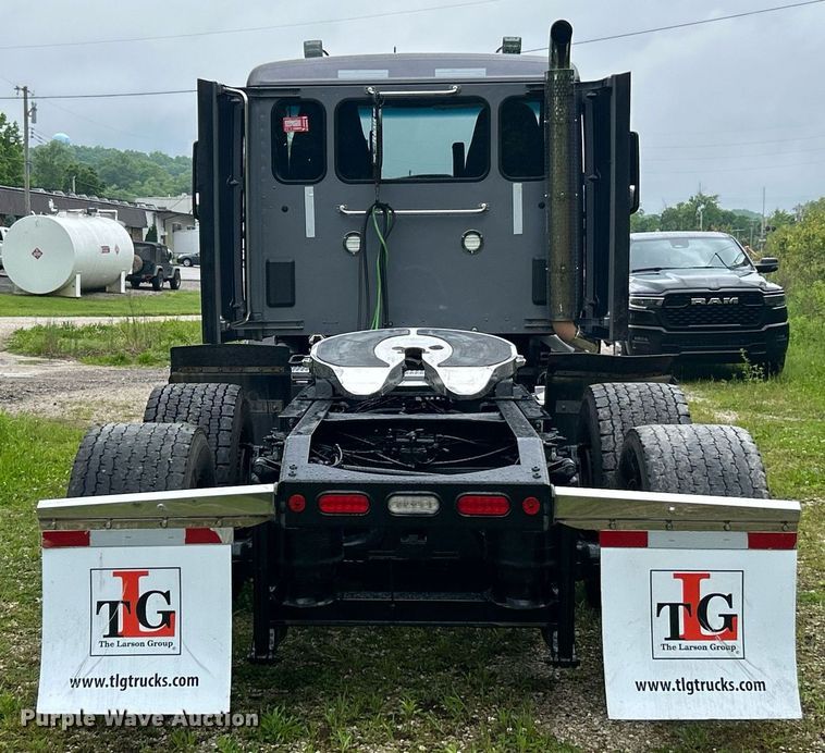 image for item EK8078 2020 Peterbilt 579 semi truck