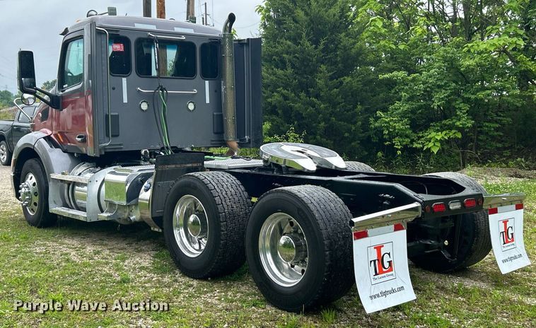 image for item EK8078 2020 Peterbilt 579 semi truck