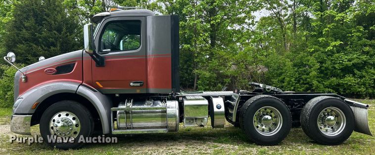 image for item EK8078 2020 Peterbilt 579 semi truck