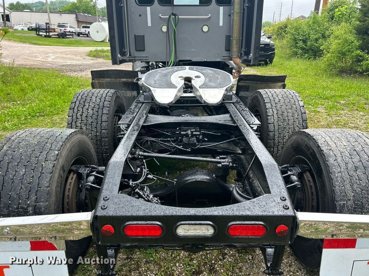 image for item EK8078 2020 Peterbilt 579 semi truck