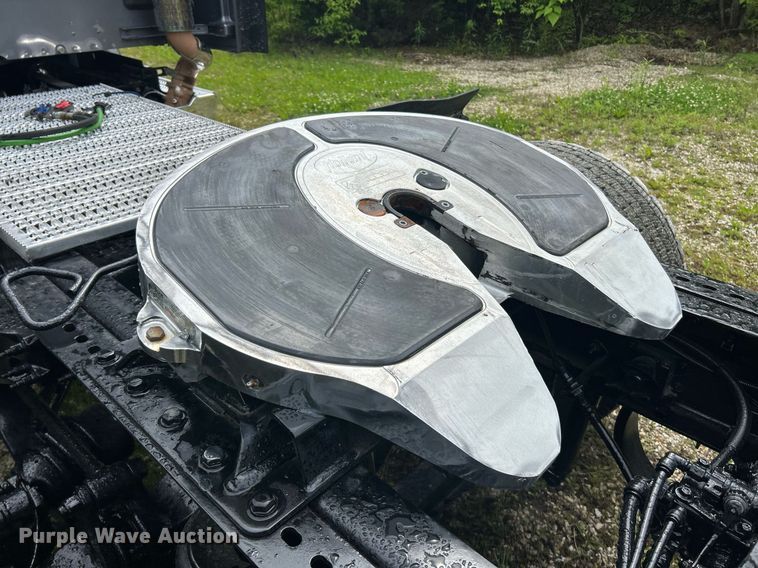 image for item EK8078 2020 Peterbilt 579 semi truck