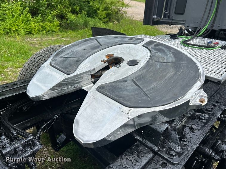 image for item EK8078 2020 Peterbilt 579 semi truck