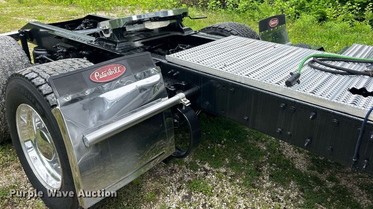 image for item EK8078 2020 Peterbilt 579 semi truck