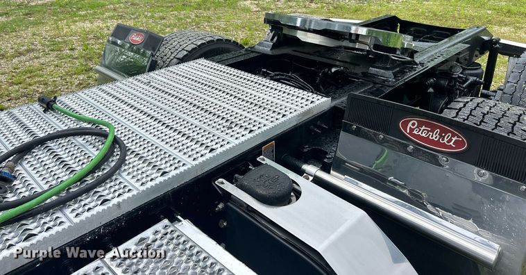 image for item EK8078 2020 Peterbilt 579 semi truck