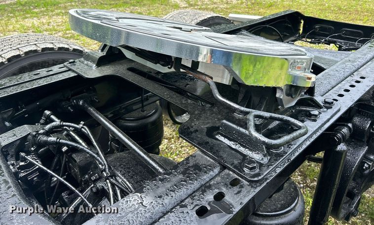 image for item EK8078 2020 Peterbilt 579 semi truck