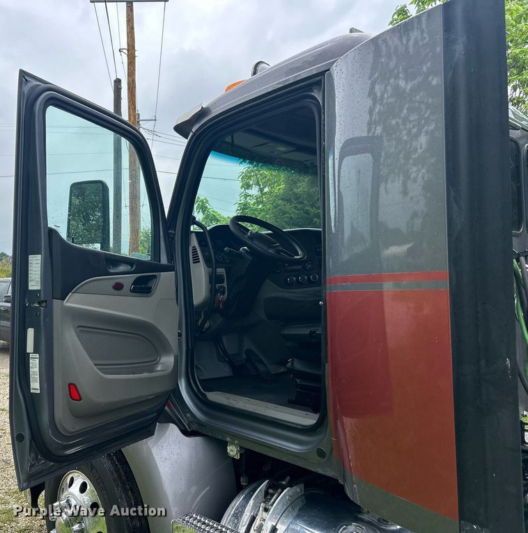 image for item EK8078 2020 Peterbilt 579 semi truck