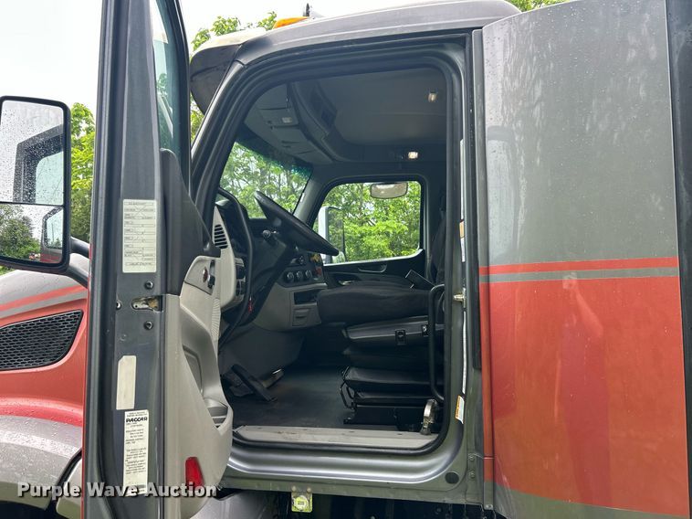 image for item EK8078 2020 Peterbilt 579 semi truck