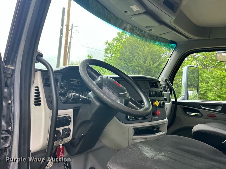 image for item EK8078 2020 Peterbilt 579 semi truck