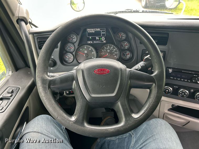 image for item EK8078 2020 Peterbilt 579 semi truck