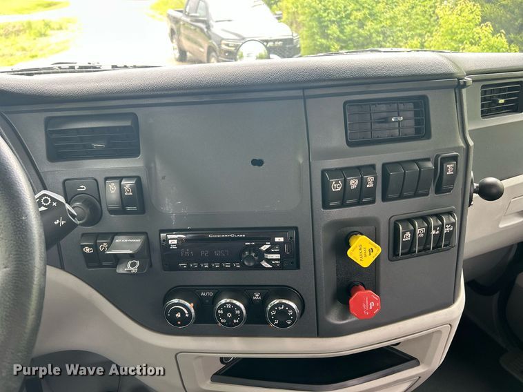 image for item EK8078 2020 Peterbilt 579 semi truck