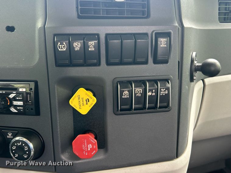 image for item EK8078 2020 Peterbilt 579 semi truck