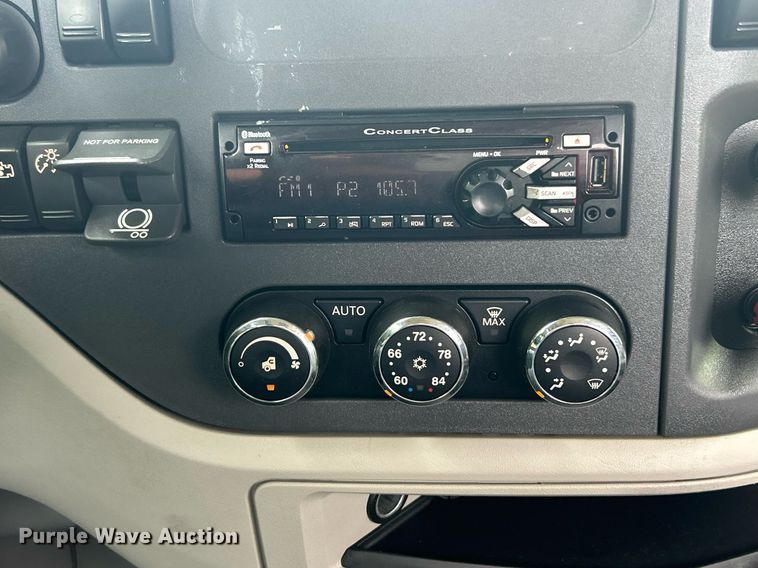 image for item EK8078 2020 Peterbilt 579 semi truck