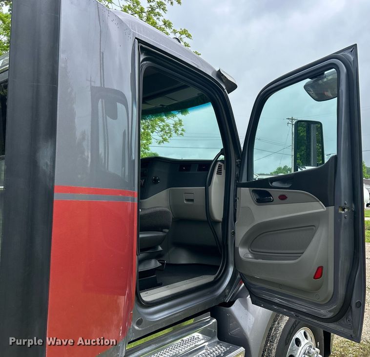 image for item EK8078 2020 Peterbilt 579 semi truck