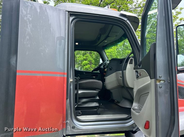 image for item EK8078 2020 Peterbilt 579 semi truck