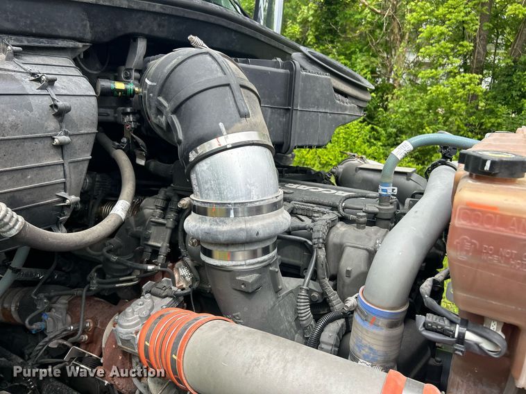 image for item EK8078 2020 Peterbilt 579 semi truck