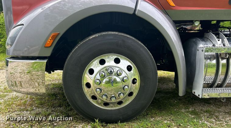 image for item EK8078 2020 Peterbilt 579 semi truck