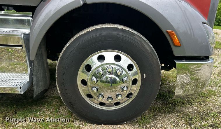 image for item EK8078 2020 Peterbilt 579 semi truck