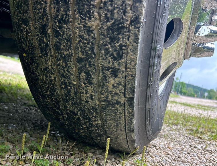 image for item EK8078 2020 Peterbilt 579 semi truck