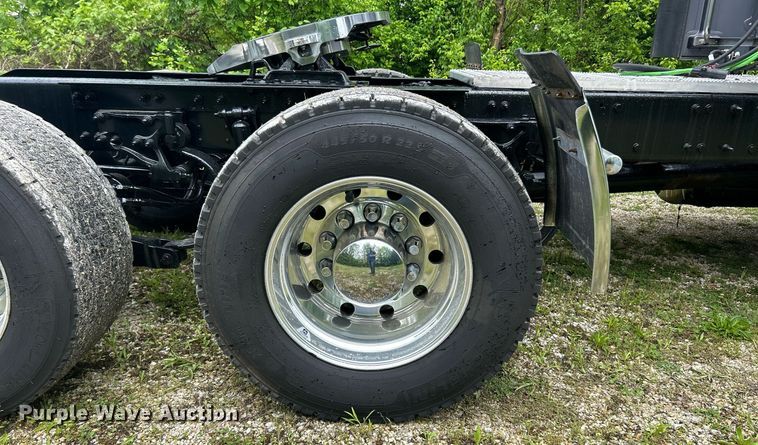 image for item EK8078 2020 Peterbilt 579 semi truck