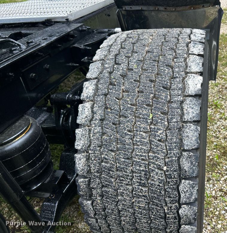 image for item EK8078 2020 Peterbilt 579 semi truck