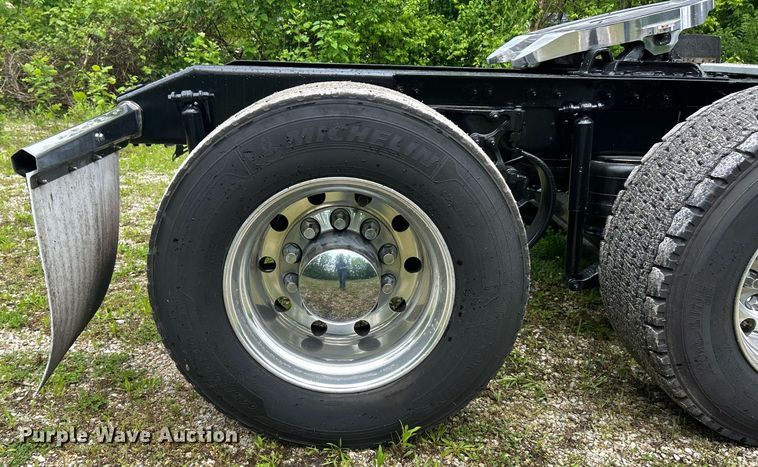 image for item EK8078 2020 Peterbilt 579 semi truck