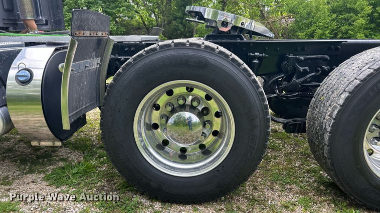 image for item EK8078 2020 Peterbilt 579 semi truck
