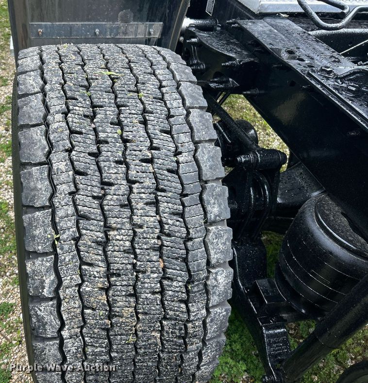 image for item EK8078 2020 Peterbilt 579 semi truck