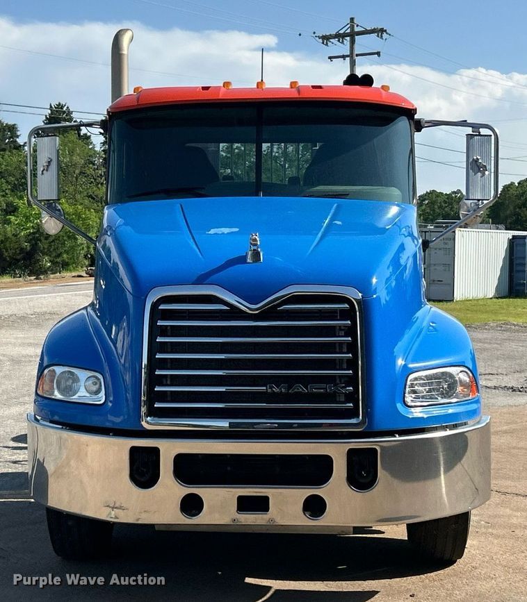 image for item EK8102 2009 Mack CXU semi truck