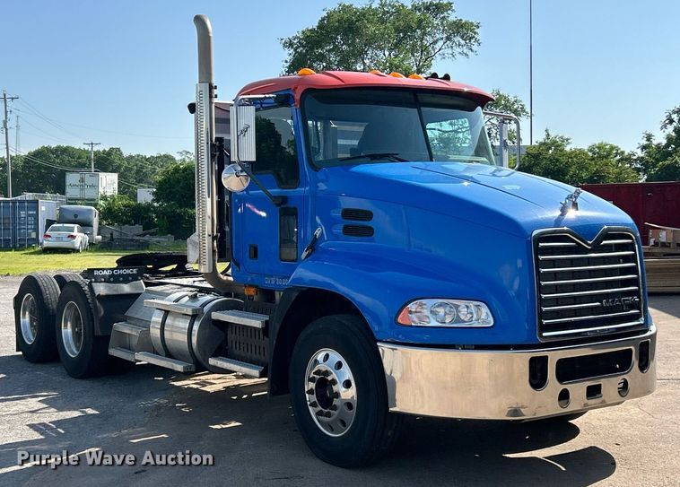 image for item EK8102 2009 Mack CXU semi truck