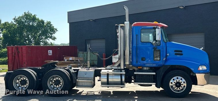 image for item EK8102 2009 Mack CXU semi truck