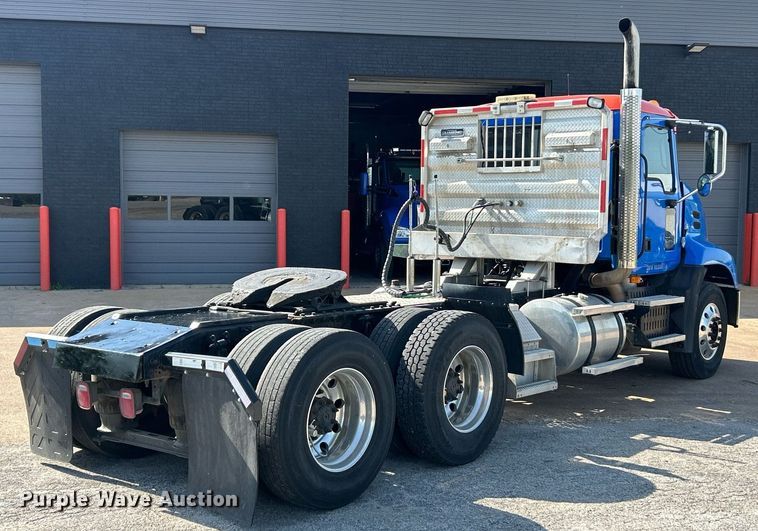 image for item EK8102 2009 Mack CXU semi truck