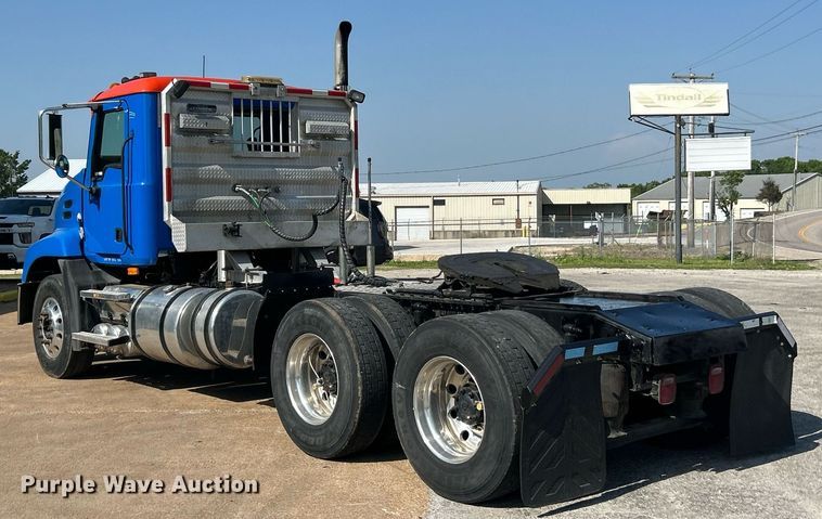 image for item EK8102 2009 Mack CXU semi truck