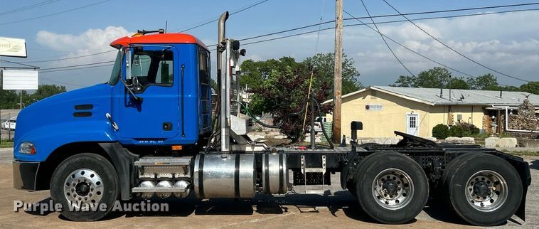 image for item EK8102 2009 Mack CXU semi truck