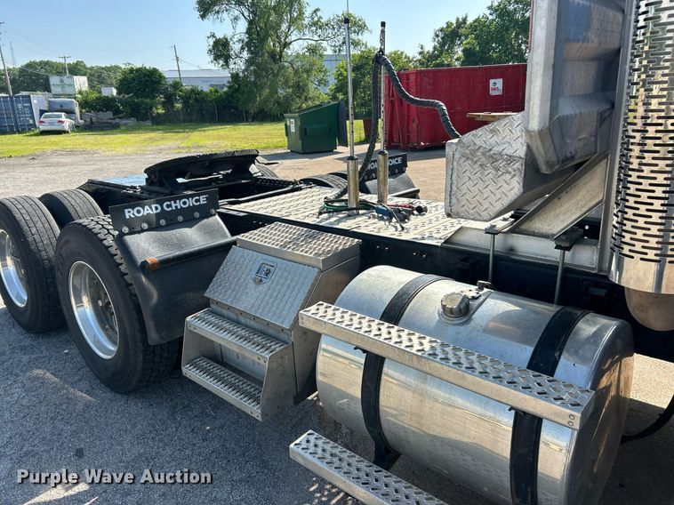 image for item EK8102 2009 Mack CXU semi truck