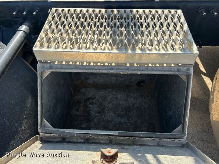 image for item EK8102 2009 Mack CXU semi truck