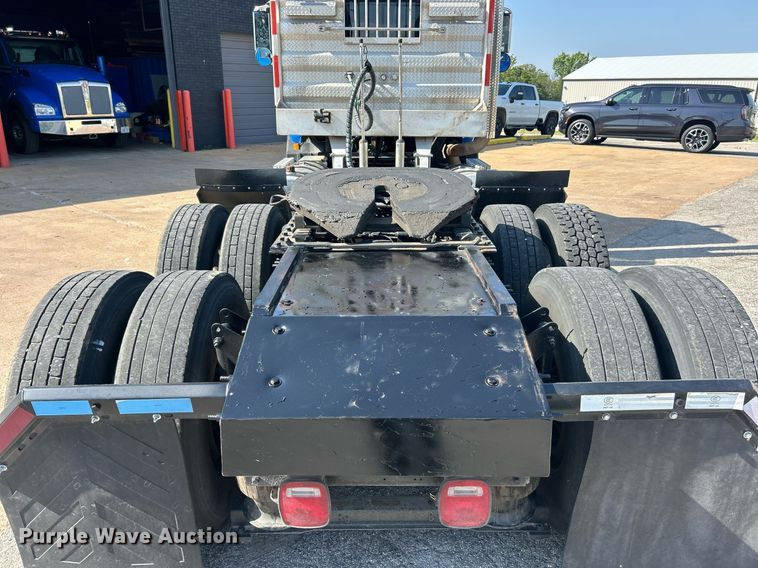 image for item EK8102 2009 Mack CXU semi truck