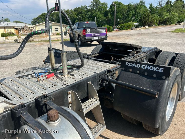 image for item EK8102 2009 Mack CXU semi truck