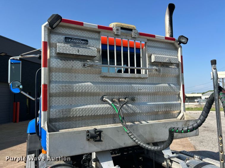 image for item EK8102 2009 Mack CXU semi truck