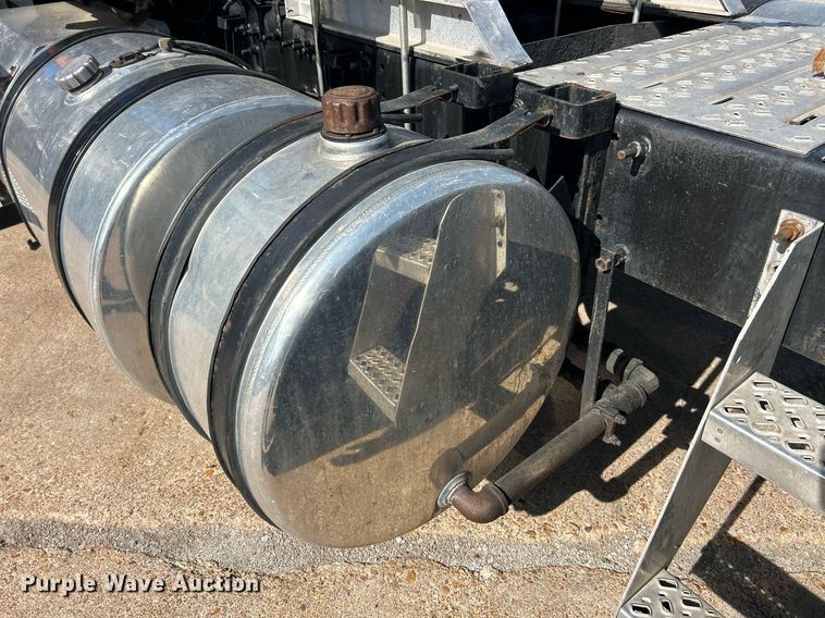 image for item EK8102 2009 Mack CXU semi truck