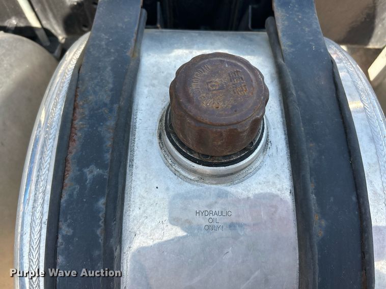 image for item EK8102 2009 Mack CXU semi truck