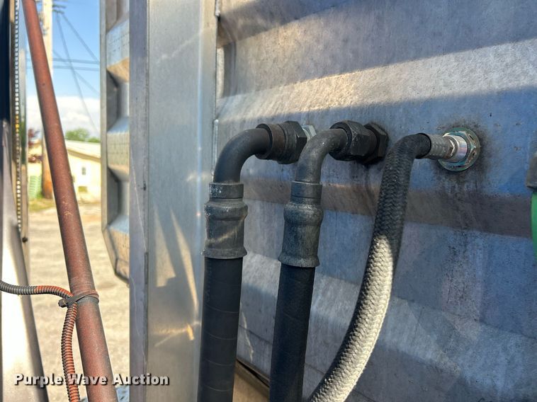 image for item EK8102 2009 Mack CXU semi truck