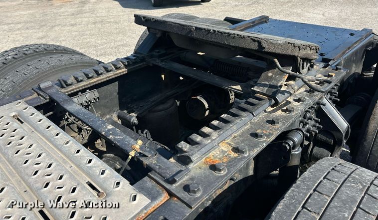 image for item EK8102 2009 Mack CXU semi truck