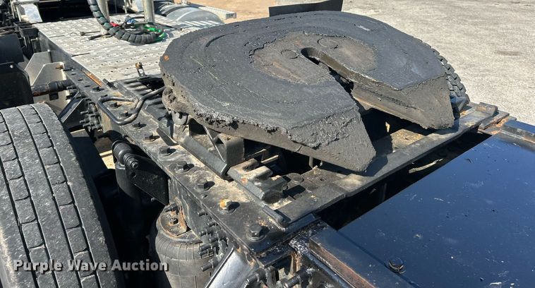 image for item EK8102 2009 Mack CXU semi truck